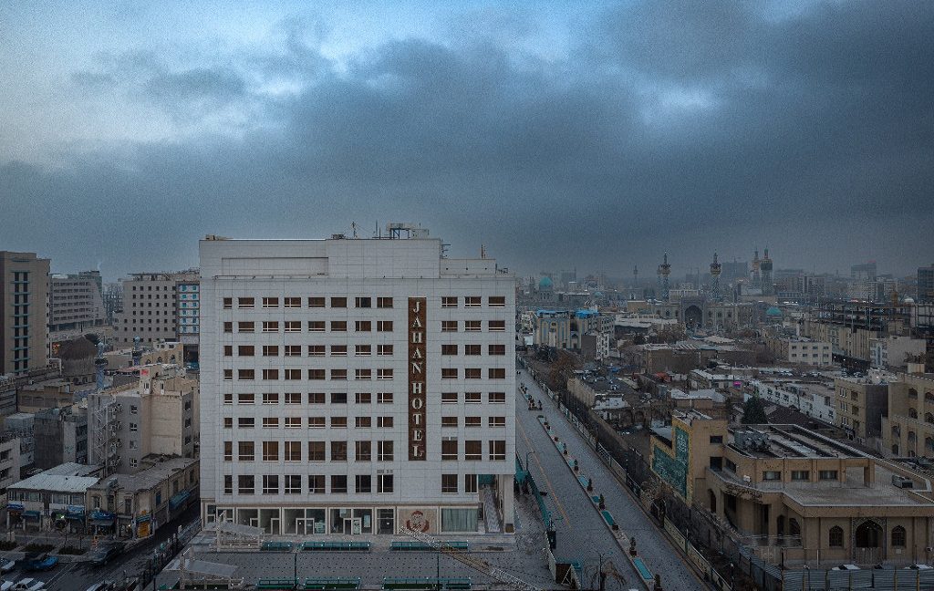 نمای بیرون هتل بزرگ جهان مشهد در هوای ابری